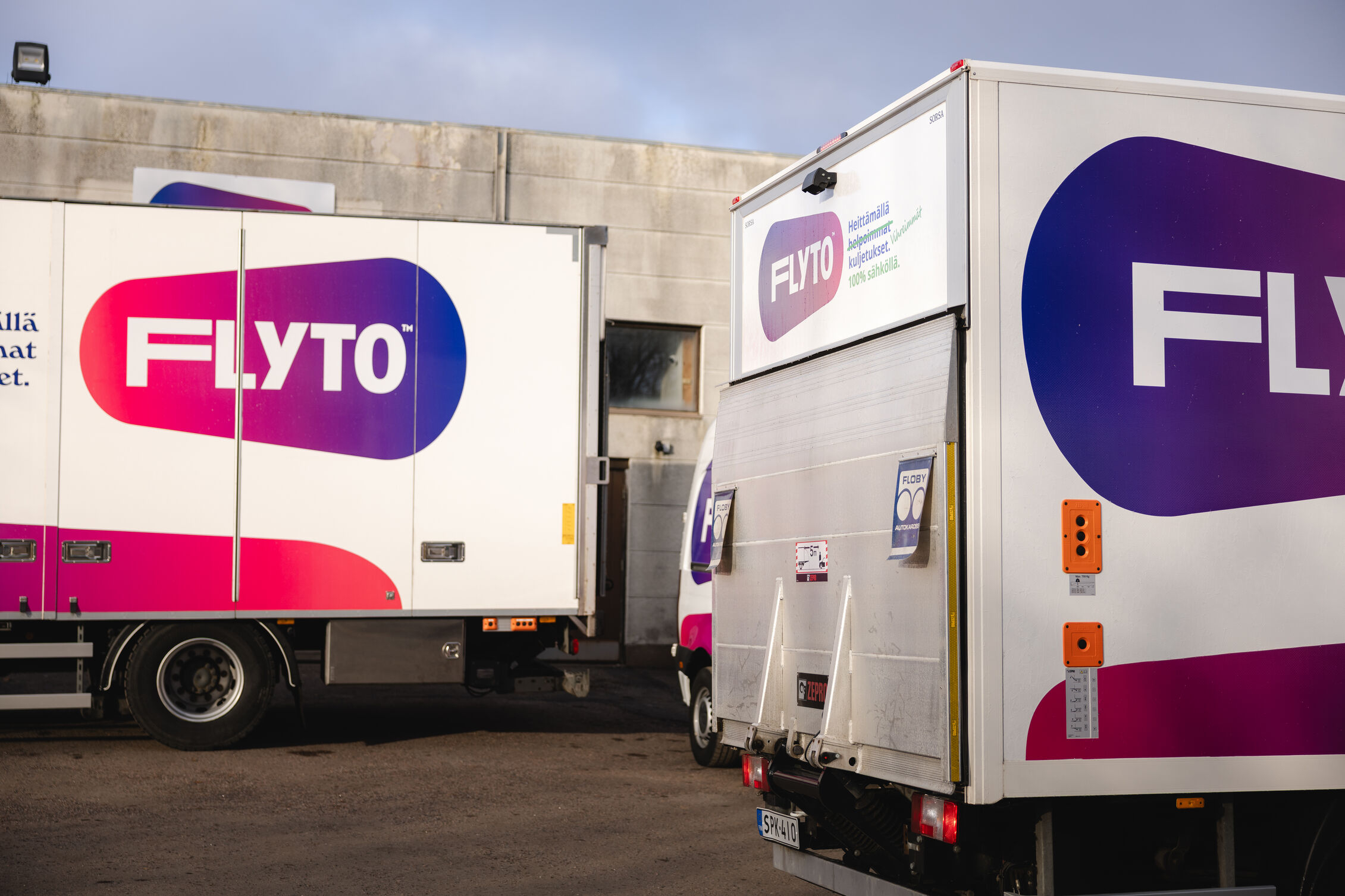 Flyto international removals crew loading a move